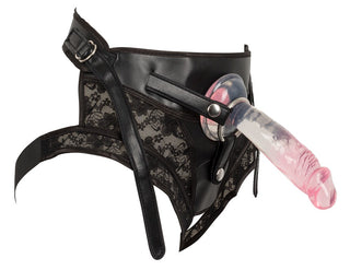 Upptäck tjusningen med Strapon Kit Playgirls: en svart spetsrem med en genomskinlig rosa dildo. Dess justerbara rem säkerställer en åtsittande passform som kombinerar komfort och stil för dina intima stunder.