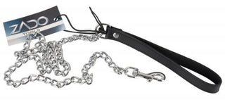 Upplev den eleganta designen hos Zado Koppel Till Dina Halsband, med en metallkedja med ett elegant svart imiterat läder-handtag och fäst produktetikett, perfekt för att utforska gränserna för stil och intriger.